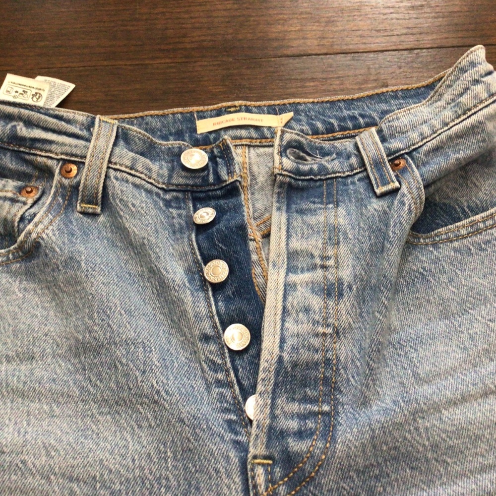 Levi’s premium ribcage straight high waisted jeans. Size 26. Great shape. - Picture 4 of 9